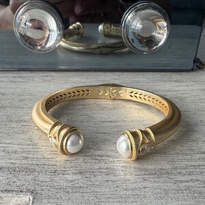 Luxurious Gold Bracelet with Pearl Accents